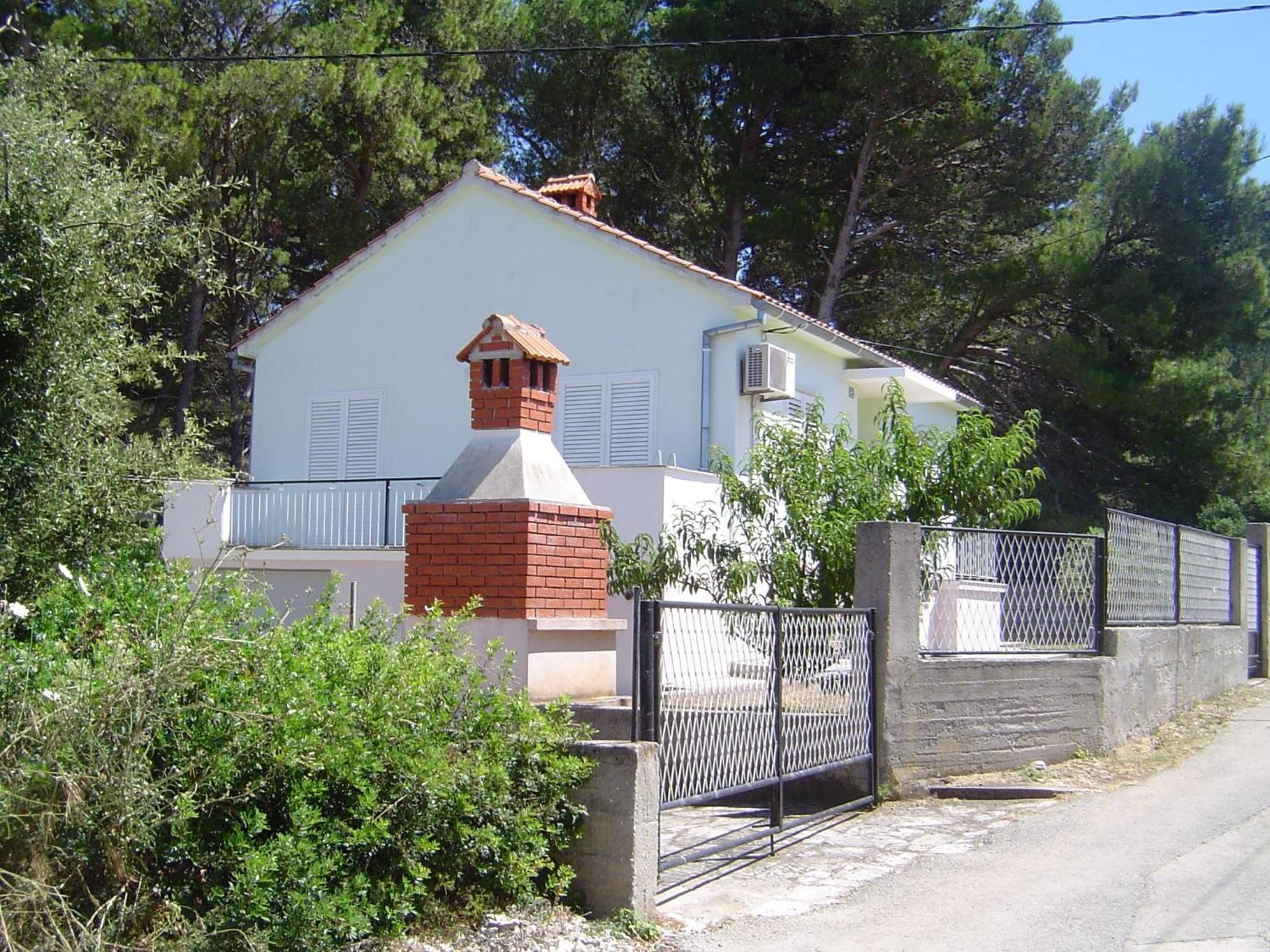 Haus In Ugljan Mit Terrasse, Garten Und Grill Susica